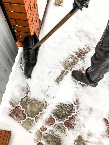 Uomo Pulisce Neve Inverno Nel Suo Cortile Vicino Alla Casa — Foto Stock