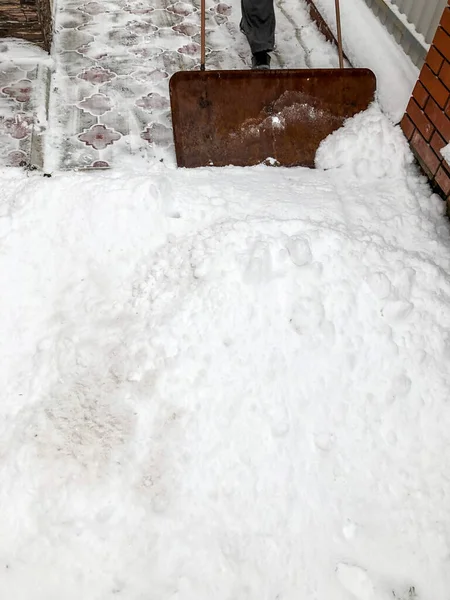 Uomo Pulisce Neve Inverno Nel Suo Cortile Vicino Alla Casa — Foto Stock