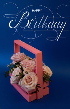 Kartpostal, internet afişi, doğum günü tebrikleriyle dolu düz uzanma, ve yazıt- mutlu yıllar. fotoğraf