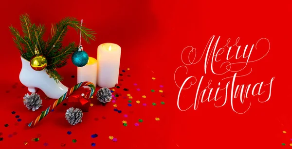 Weihnachtskarte Banner Flatlay Mit Text Frohe Weihnachten Auf Rotem Hintergrund — Stockfoto