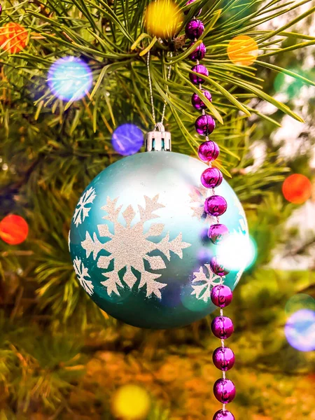 Postales Para Año Nuevo Árbol Navidad Con Adornos Efecto Bokeh — Foto de Stock