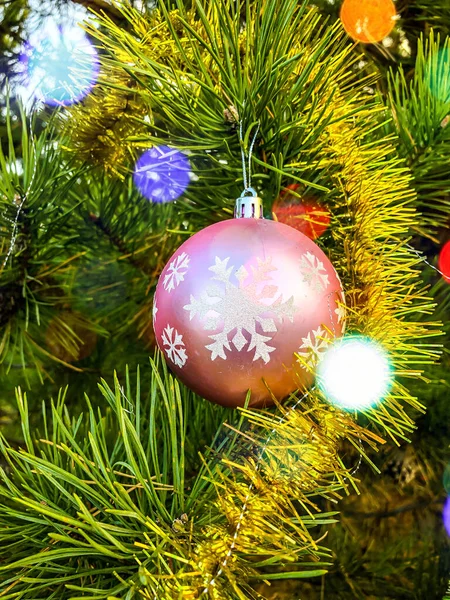 Postales Para Año Nuevo Árbol Navidad Con Adornos Efecto Bokeh — Foto de Stock