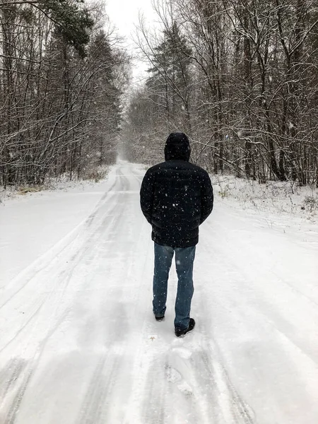 Ormanda bir adam, kışın ilk karı, soğuk hava