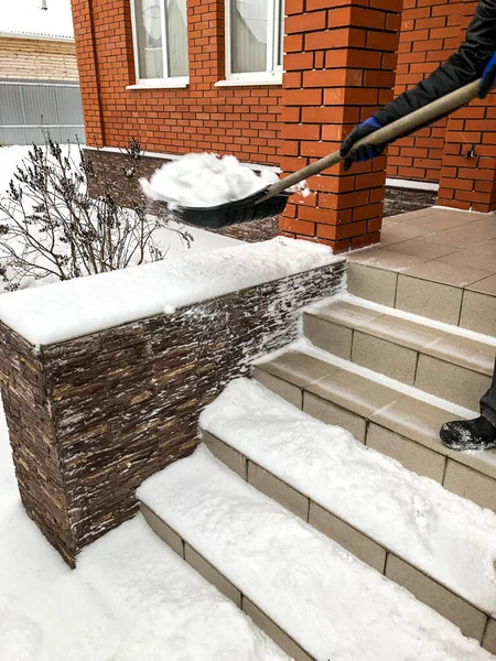 Uomo Pulisce Neve Inverno Nel Suo Cortile Vicino Alla Casa — Foto Stock