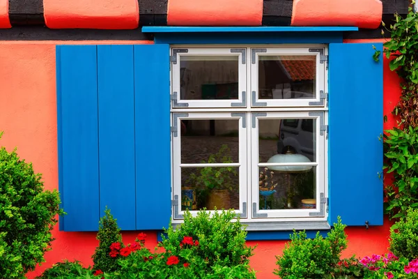 Fönster Med Blå Fönsterluckor Ett Pittoreska Hus Stralsund Tyskland — Stockfoto