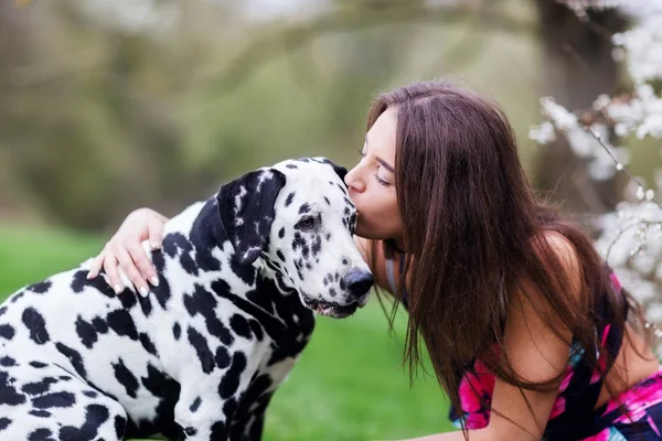 Photo Une Jeune Femme Qui Embrasse Son Chien Dalmate — Photo