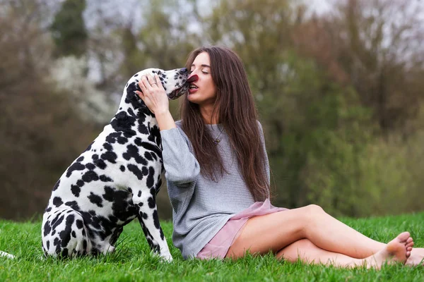 Foto Una Joven Lamida Cara Por Perro Dálmata — Foto de Stock