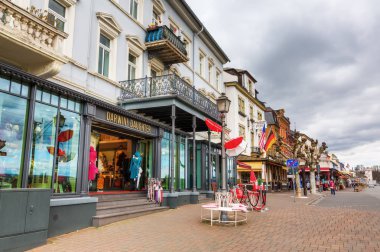 Ruedesheim am Rhein, Almanya - 05 Nisan 2018: cityscape Ruedesheim am Rhein kimliği belirsiz insanlarla. İyi bilinen bir şarap şehir ve turistik cazibe olduğunu