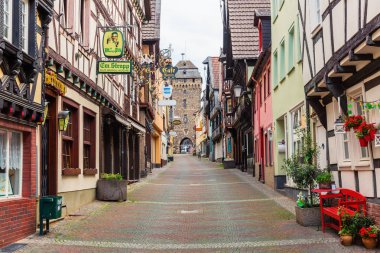 Linz am Rhein, Almanya - 31 Mayıs 2018: Linz eski kasaba am Rhein kimliği belirsiz insanlarla. Onun renkli yarı ahşap evleri nedeniyle popüler bir turizm kentidir