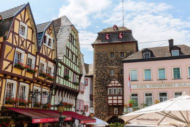 Linz am Rhein, Almanya - 31 Mayıs 2018: Linz eski kasaba am Rhein kimliği belirsiz insanlarla. Onun renkli yarı ahşap evleri nedeniyle popüler bir turizm kentidir
