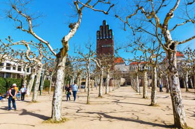 Darmstadt, Almanya - 08 Nisan 2018: art nouveau tarzında düğün kule kimliği belirsiz kişi ile Mathildenhoehe meydanında uçak ile. Darmstadt Art Nouveau hareketinin merkezi yapıldı..