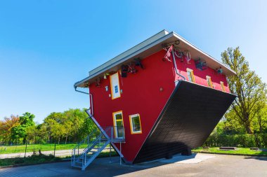 Putbus, Almanya - 09 Mayıs 2018: baş aşağı duran evde Putbus, şikayetler. Turistik için inşa ve ziyaret edilebilir