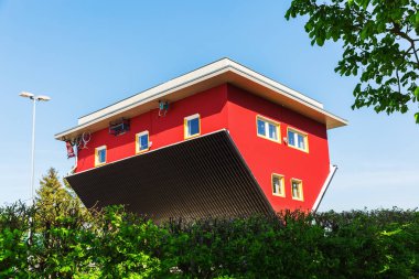 Putbus, Almanya - 09 Mayıs 2018: baş aşağı duran evde Putbus, şikayetler. Turistik için inşa ve ziyaret edilebilir