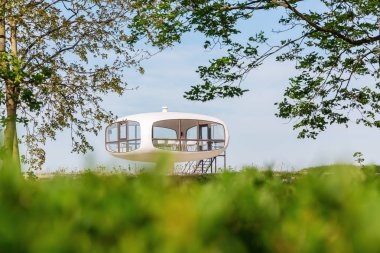 Binz, Almanya - 09 Mayıs 2018: kurtarma merkezi plaj muhafız Binz içinde. Ulrich Muether, günümüzde yerel kayıt ofisi bir evlilik odası olarak kullanılan modern mimari eseridir