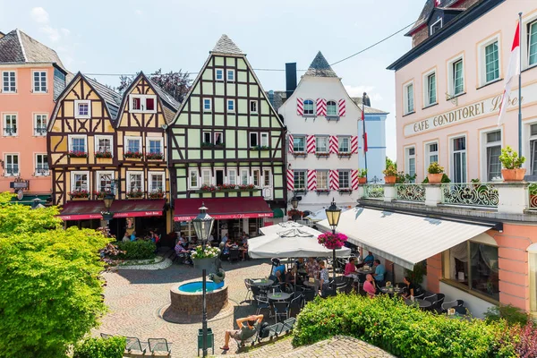 Linz am Rhein, Almanya - 31 Mayıs 2018: Linz eski kasaba am Rhein kimliği belirsiz insanlarla. Onun renkli yarı ahşap evleri nedeniyle popüler bir turizm kentidir