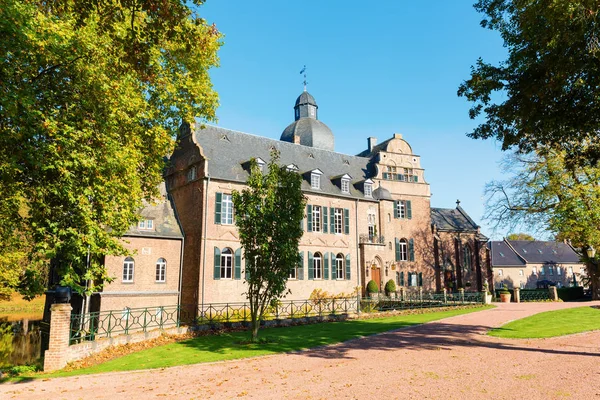 Kerpen, Almanya - 14 Ekim 2017: Burg Bergerhausen Kerpen içinde. 13. yüzyılda inşa atalarının koltuk Bergerhausen Şövalyeleri oldu