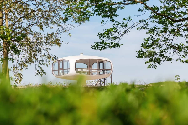 Binz, Almanya - 09 Mayıs 2018: kurtarma merkezi plaj muhafız Binz içinde. Ulrich Muether, günümüzde yerel kayıt ofisi bir evlilik odası olarak kullanılan modern mimari eseridir