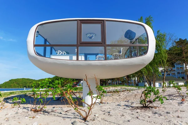 Binz, Almanya - 09 Mayıs 2018: kurtarma merkezi plaj muhafız Binz içinde. Ulrich Muether, günümüzde yerel kayıt ofisi bir evlilik odası olarak kullanılan modern mimari eseridir