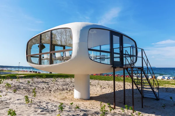 Binz, Almanya - 09 Mayıs 2018: kurtarma merkezi plaj muhafız Binz içinde. Ulrich Muether, günümüzde yerel kayıt ofisi bir evlilik odası olarak kullanılan modern mimari eseridir