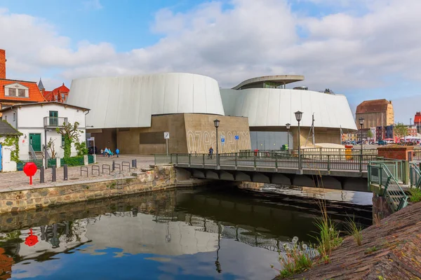 Stralsund Alemania Mayo 2018 Edificio Ozeaneum Stralsund Con Personas Identificadas — Foto de Stock