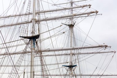 Gemi direkleri ve arma bir yelkenli gemi resmi
