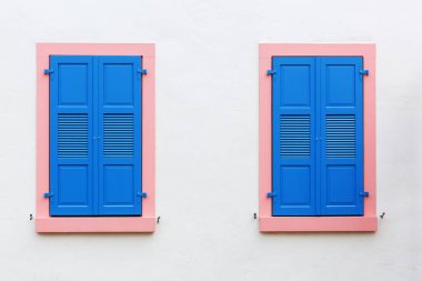 iki windows mavi panjurlar ile resmi