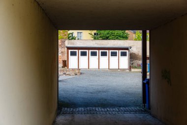 resmi bina Altgeçit bir avlu garajlar için