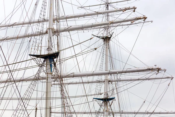 Gemi direkleri ve arma bir yelkenli gemi resmi