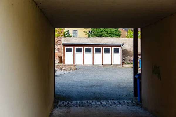 resmi bina Altgeçit bir avlu garajlar için