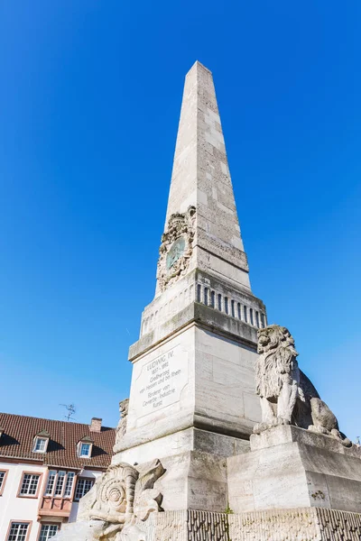 Foto Van Een Historische Obelisk Een Plein Worms Duitsland — Stockfoto