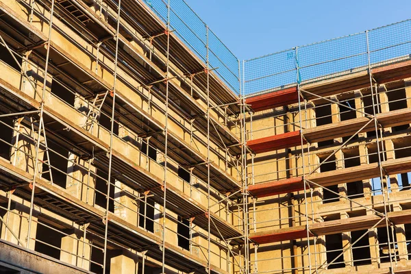 bir binanın resmini şantiye iskele ile