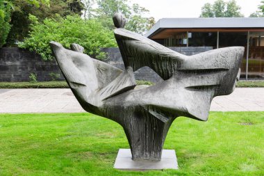 Bonn, Almanya - 24 Haziran 2018: modern heykel Bonn Kanzlerbungalow önünde. Bungalov ikametgahı olarak Almanya Başbakanı için sırasında kullanılıyordu, Bonn Almanya nın başkenti yapıldı.