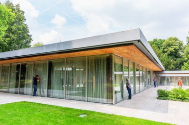 Bonn, Almanya - 24 Haziran 2018: Kanzlerbungalow kamu house günde, kimliği belirsiz insanlarla. Bungalov ikametgahı olarak Almanya Başbakanı için sırasında kullanılıyordu, Bonn Almanya nın başkenti yapıldı.