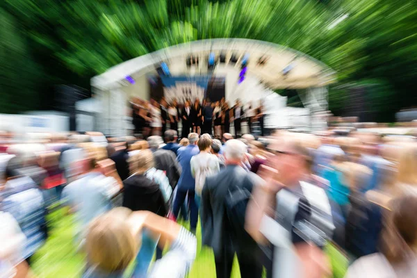 Imagen Con Cámara Hecha Efecto Zoom Una Multitud Espectadores Evento — Foto de Stock