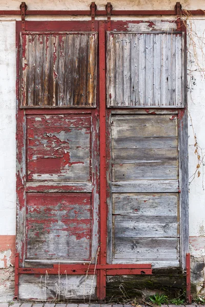 Фотография Старой Выветриваемой Деревянной Раздвижной Двери — стоковое фото
