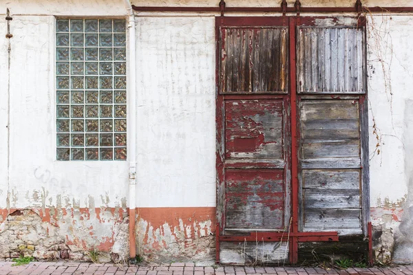 Bild Eines Alten Gebäudes Mit Einer Verwitterten Holzschiebetür — Stockfoto