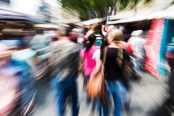 Multidão Pessoas Mercado Rua Com Câmera Criativa Fez Efeito Zoom — Fotografia de Stock