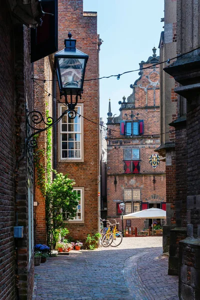 オランダ ナイメーヘンの歴史ある旧市街の路地の写真 — ストック写真