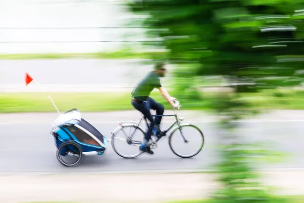 Ciclista Com Reboque Bicicleta Movimento Desfoque — Fotografia de Stock