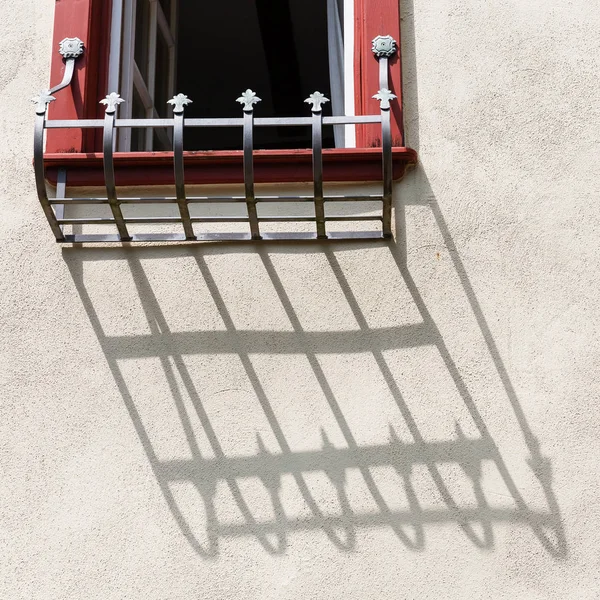 フラワー ボックス取付の影がウィンドウの画像 — ストック写真