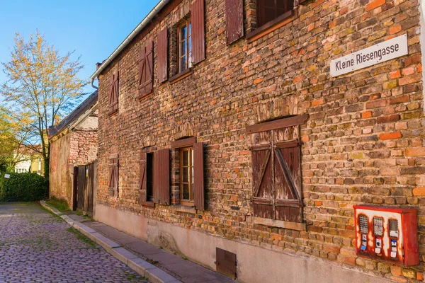 Photo Vieux Bâtiment Brique Avec Une Machine Gomme Rouillée Antique — Photo