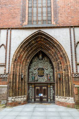 Stralsund, Almanya - 12 Mayıs 2018: Aziz Nikolaos Kilisesi portal. 3 büyük bucak'ın Kilisesi Stralsund en eski olduğunu. St Nicholas Myra için 1279 ithaf edilmiştir