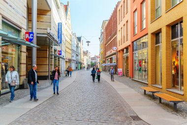 Stralsund, Almanya - 12 Mayıs 2018: alışveriş caddesi Stralsund kimliği belirsiz insanlarla. Stralsund için onun eski şehir ünlü olduğunu, onun zengin mirası Unesco Dünya Mirası onur olduğunu