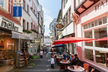 Linz am Rhein, Almanya 31 Mayıs 2018: Linz eski kasaba am Rhein kimliği belirsiz insanlarla. Onun renkli yarı ahşap evleri nedeniyle popüler bir turizm kentidir