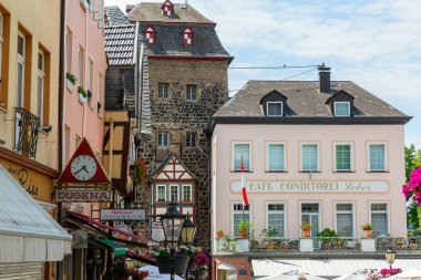 Linz am Rhein, Almanya 31 Mayıs 2018: Linz eski kasaba am Rhein kimliği belirsiz insanlarla. Onun renkli yarı ahşap evleri nedeniyle popüler bir turizm kentidir