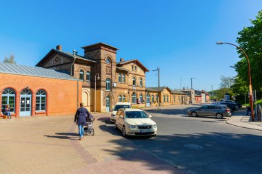 Bergen auf Rügen, Almanya - 09 Mayıs 2018: Tren İstasyonu, Bergen auf Rügen kimliği belirsiz kişi ile. Şehir Adası şikayetler ortasında yatıyor ve şikayetler ana yerlesim.