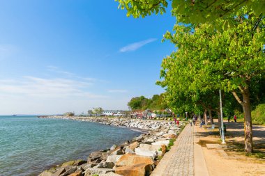 Glowe, Almanya - 10 Mayıs 2018: sahil mesire Sassnitz, şikayetler, kimliği belirsiz kişi ile. Sassnitz tanınmış bir tatil beldesi ve ağ geçidi için yakındaki Jasmund Ulusal Parkı