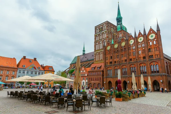 2018年5月12日 德国Stralsund Stralsund的老市场广场 有身份不明的人 历史名城斯特劳尔松德岛是联合国教科文组织的世界遗产 — 图库照片