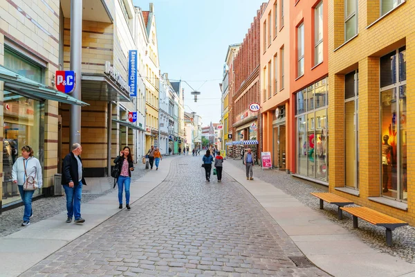 Stralsund Alemania Mayo 2018 Calle Comercial Stralsund Con Personas Identificadas — Foto de Stock