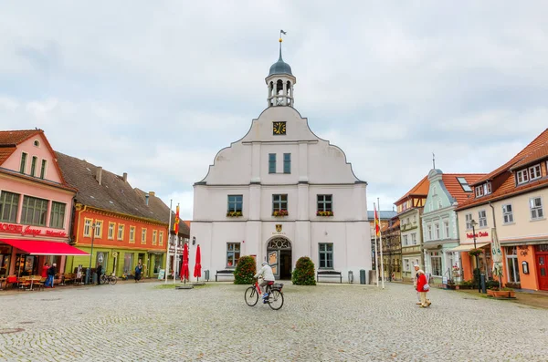 Wolgast Germania Ottobre 2017 Piazza Del Mercato Wolgast Con Persone — Foto Stock